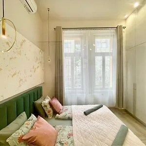 https://comfort-lux-design-apartment-castle-2bedroom.inbudapesthotels.com